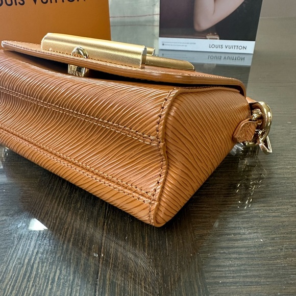 Louis Vuitton Tan Crossbody Bag with Timeless Elegance - Picture 9 of 10
